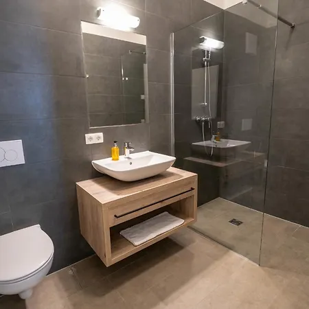 Lovely Spacious For 6 People 피버브룬